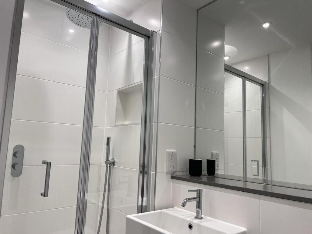 Chapel - Central Studio Apartment Бат Екстериор снимка