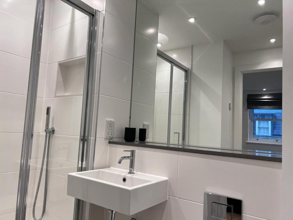 Chapel - Central Studio Apartment Бат Екстериор снимка